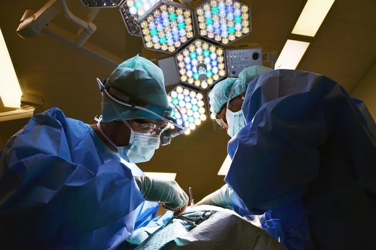 découvrez tout ce qu'il faut savoir sur les revenus des chirurgiens : salaires moyens, facteurs influençant leur rémunération et les spécialités les mieux rémunérées dans le domaine de la chirurgie.